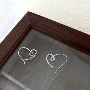 Elegant 925 sterling silver heart earrings with stylish twisted rope texture and hooks