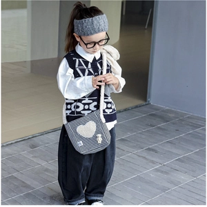 Détail du sac bandoulière enfant à motif pied-de-poule avec ours en peluche et cœur