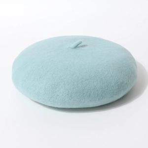Gedetailleerde close-up van een zachte lichtblauwe wollen baret met een fijne textuur.