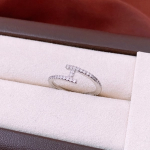 Makroaufnahme von silberfarbenem H-Ring mit Pavé-Kristallen auf einer Schmuckschachtel