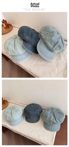 Dettaglio ravvicinato di tre berretti in denim con cuciture in diverse tonalità