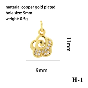 Détails techniques du pendentif trèfle doré 18K serti de zircons et dimensions