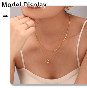 Mannequin portant un collier superposé doré avec pendentif tournesol étincelant en zircone