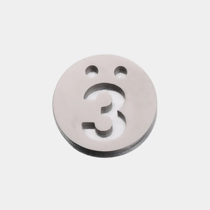 Pendentif rond en acier inoxydable poli avec numéro trois évidé et deux trous de suspension