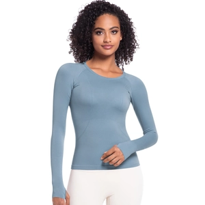 Dettaglio della maglia da yoga blu nebbia a maniche lunghe con vestibilità slim fit