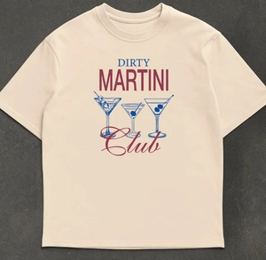 Λεπτομέρεια της στάμπας Dirty Martini Club σε μπεζ βαμβακερό μπλουζάκι t-shirt