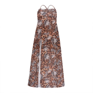 Détail de robe léopard à fines bretelles avec fente haute et texture de l'encolure en V