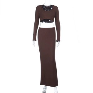 Détail de la maille côtelée marron de l'ensemble deux pièces avec crop top et jupe midi