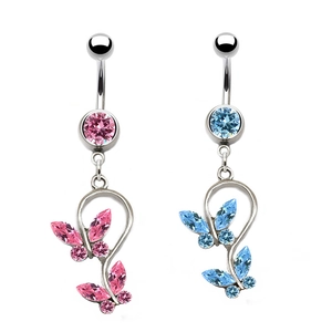 Vue détaillée des piercings de nombril papillon en zircon rose et bleu et acier