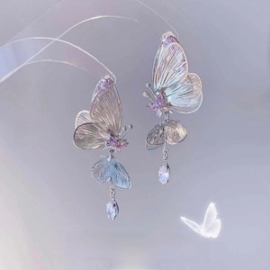 Macro des boucles d'oreilles papillon en argent avec cristaux roses et zircons gouttes