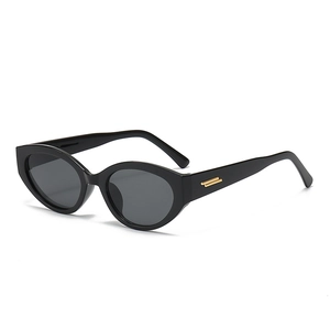 Lunettes de soleil œil de chat tendance avec monture noire et détails dorés