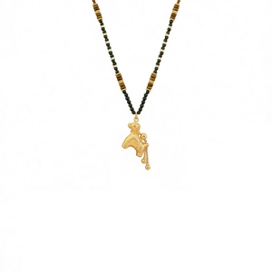 Tijgeroog kralenketting met vergulde olifant hanger op een witte achtergrond