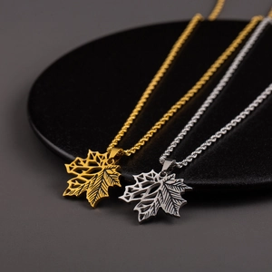 Collar con colgante de hoja de arce en acero inoxidable con acabado oro y plata