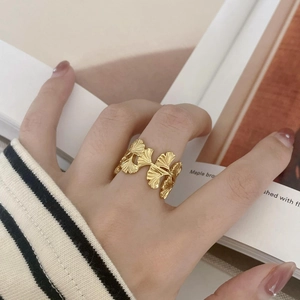 Nahaufnahme des goldenen Ginkgoblatt-Rings mit detaillierter Blattader-Textur