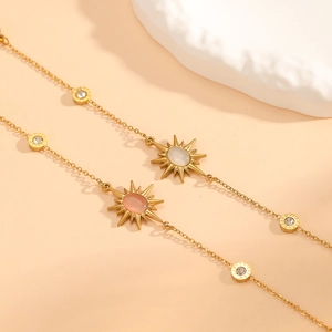 Bracelet soleil doré avec pierre œil de chat rose et cristaux à chiffres romains