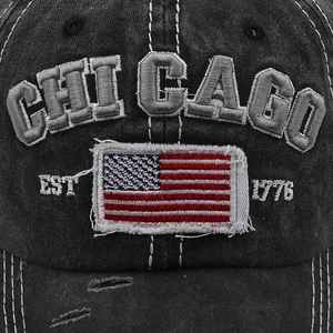 Broderie Chicago détaillée et écusson drapeau US sur casquette en jean noir délavé