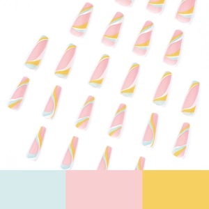 Unghie finte a bara rosa con motivi astratti colorati su uno sfondo bianco pulito