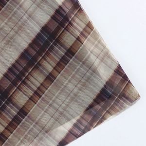 Nahaufnahme von braunem Karo-Netzstoff mit atmungsaktiver Textur für Vintage-Kleider