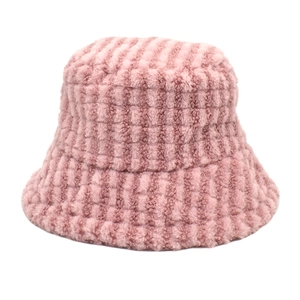 Detailaufnahme des rosa Plüsch-Fischerhuts mit warmer Textur und kariertem Streifenmuster