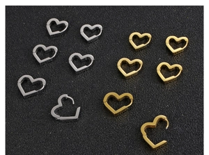Vue à plat de boucles d'oreilles cœur en acier inoxydable dorées et argentées