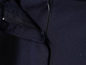 Détail de la fermeture éclair invisible et du tissu en sergé sur le short bleu marine