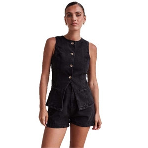 Zweiteiliges Damen-Set aus schwarzem Denim mit ärmellosem Oberteil und hoch taillierten Shorts