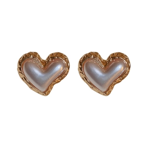 French style gold textured heart earrings with elegant pearl finish for women