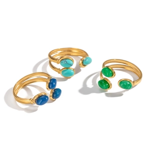 Trois bagues ouvertes dorées avec pierres lapis, turquoise et aventurine sur fond blanc