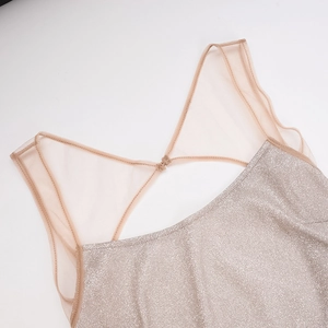 Gros plan sur le tissu pailleté champagne doré avec détails d'épissure en mesh