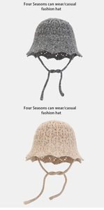Détail de chapeaux bobs tricotés gris et beige avec tissage ajouré et lacets latéraux
