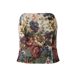Detailansicht des Vintage-Blumen-Jacquard-Stoffs auf einem trägerlosen Bandeau-Top