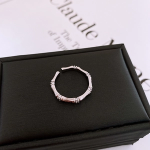 Macro d'une bague ouverte en argent style bambou avec zircons sur boîte à bijoux