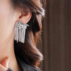 Gros plan de boucles d'oreilles pendantes en argent avec franges en cristal sur un mannequin