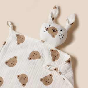 Détail du doudou pour bébé en mousseline avec imprimés ours et tête de lapin en peluche