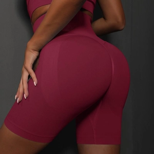 Detail der nahtlosen High-Waist-Yogahose mit Push-Up-Effekt und Strickstruktur im Detail