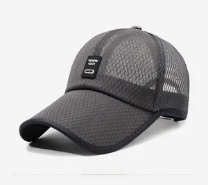 Detailansicht der dunkelgrauen Mesh-Basecap mit Logo-Patch für optimale Belüftung