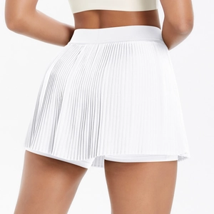 Détail de la jupe-short de sport plissée blanche avec short intérieur et taille haute