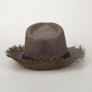 Détail d'un chapeau de paille marron avec bords effilochés et ruban de tissu bleu foncé