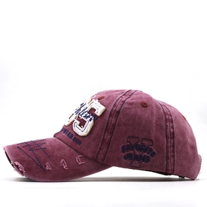 Nahaufnahme der Vintage-Baseballkappe mit 95er-Aufnäher und Stickerei an der Seite