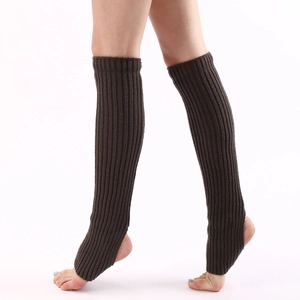 Detailansicht dunkelbrauner Beinstulpen mit Rippstrickmuster und Steg für Yoga
