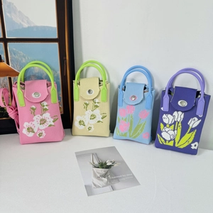 Detailed knit flower patterns on phone bags in pink, beige, blue and purple colors