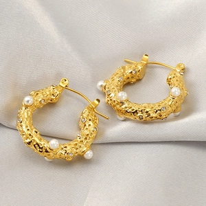 Boucles d'oreilles créoles en acier doré 18k avec perles et cristaux sur tissu soyeux