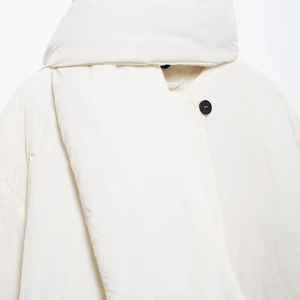 Cremeweiße Steppjacke mit hohem Stehkragen und einreihigem Knopfverschluss für Damen