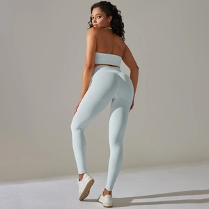 Vue de dos de l'ensemble de yoga sans couture bleu clair avec brassière et legging