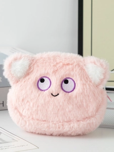 Portamonete a forma di orso in peluche rosa con ricamo su una scrivania bianca