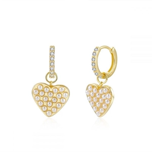 Elegante goldene Herzohrringe mit eingesetzten weißen Perlen und funkelnden Zirkonia-Steinen