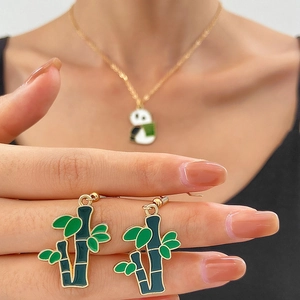 Schmuckset mit Bambusohrringen aus grünem Emaille und einer passenden Panda-Halskette