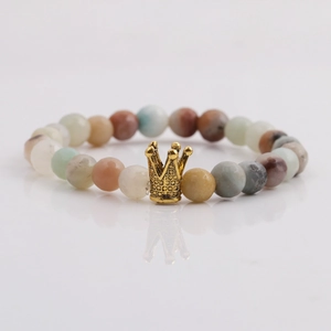 Makroaufnahme eines bunten 8mm Steinperlen-Armbands mit goldenem Kronenanhänger