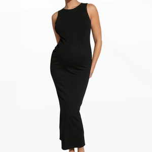 Ärmelloses schwarzes Midikleid aus Rippstrick mit Schlitz für eine schlanke Silhouette