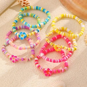 Set di bracciali bohémien con perline Heishi colorate, ciondoli floreali e decori marini